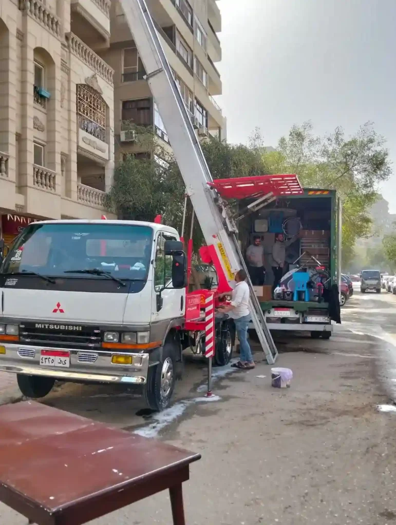 نستخدم أحدث أوناش رفع الأثاث الهيدروليكية لضمان سلامة منقولاتك من الخدش.